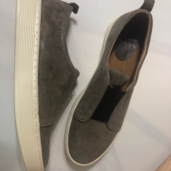 Taupe and black Sofft slip on shoes- NEW - Picture 2 of 7